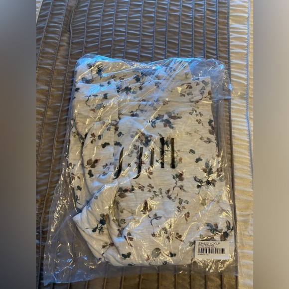 NEW - JJill Women's loose fit top PearlWhtht. Measures 21.5” chest / 26.5” long. - Picture 2 of 5